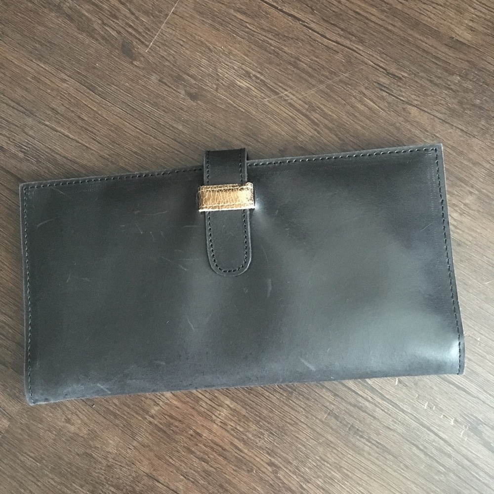 Sseko Black travel Wallet in Oiled Black